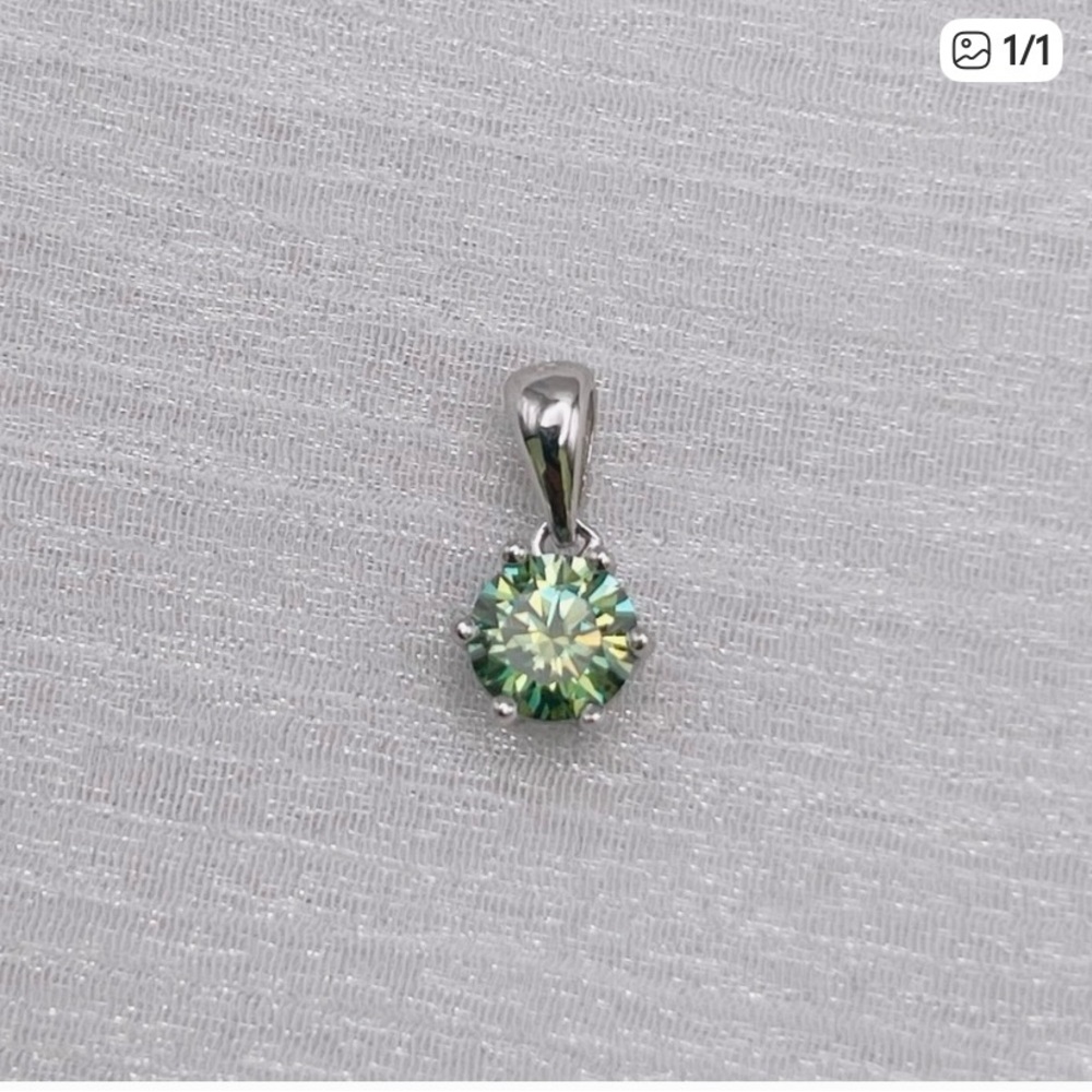 1.0 CT Alexandrite Moissanite
Diamond Pendant